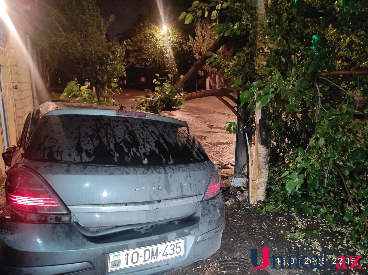 Gəncədə avtomobil evə çırpıldı - Yaralanan var (FOTOLAR)